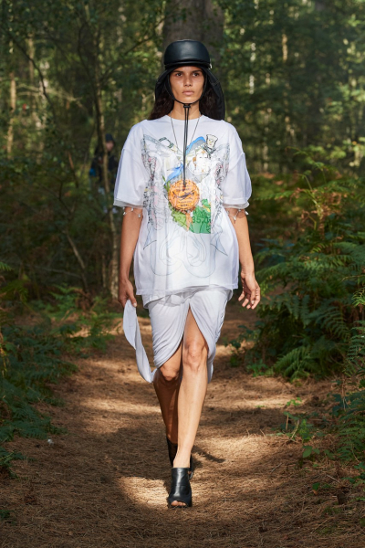 Побег от реальности: Burberry показал шоу в волшебном лесу