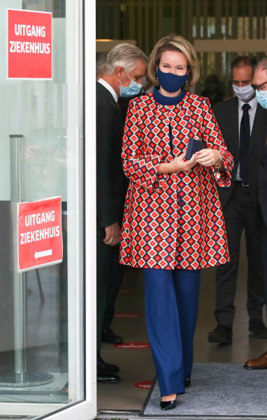 Странный выбор: королева Бельгии надела пальто как у 7-летней девочки