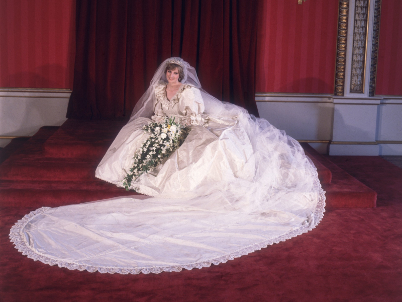Репетиции с простынями и золотая подкова: 12 фактов о свадебном платье принцессы Дианы