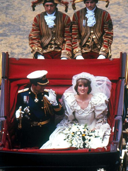Репетиції з простирадлами і золота підкова: 12 фактів про весільну сукню принцеси Діани