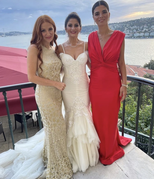 У яких сукнях виходять заміж звичайні турки: 30 реальних фото