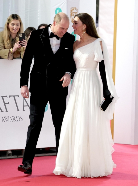 «Худший выход»: Кейт Миддлтон в траурных перчатках до плеч и серьгах Zara за 18 долларов на премии BAFTA