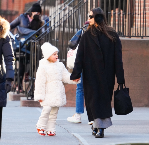 «Самая стильная русская»: Ирина Шейк в меховых наушниках гуляет с дочкой Леей — посмотрите, як вони схожі!