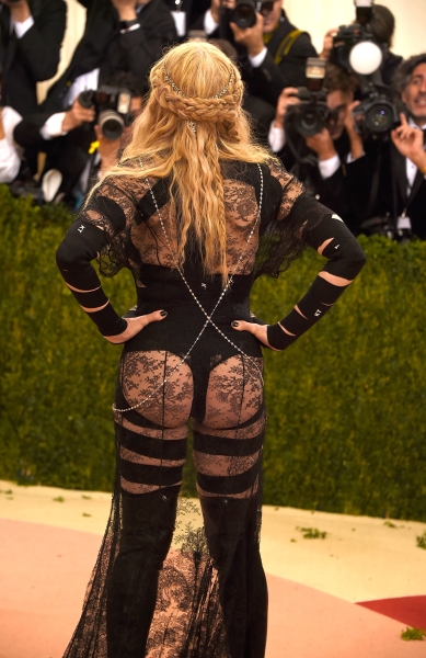 Stars, who flashed their buttocks on the red carpet: 20 a photo